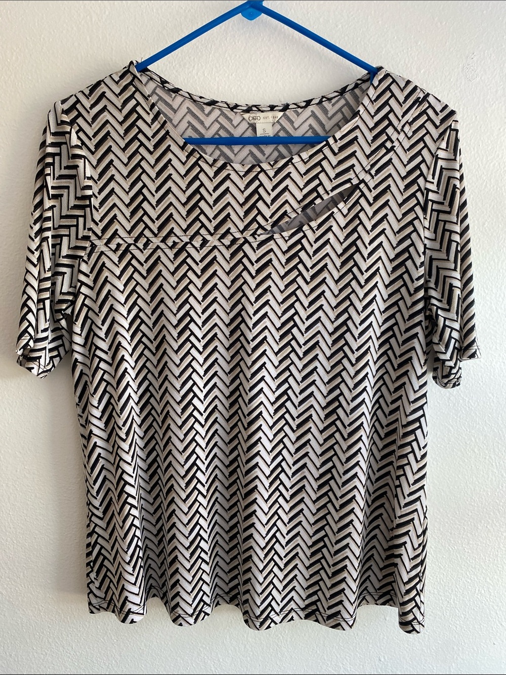Cato Black & White Chevron-Print Short Sleeve Cut Out Top